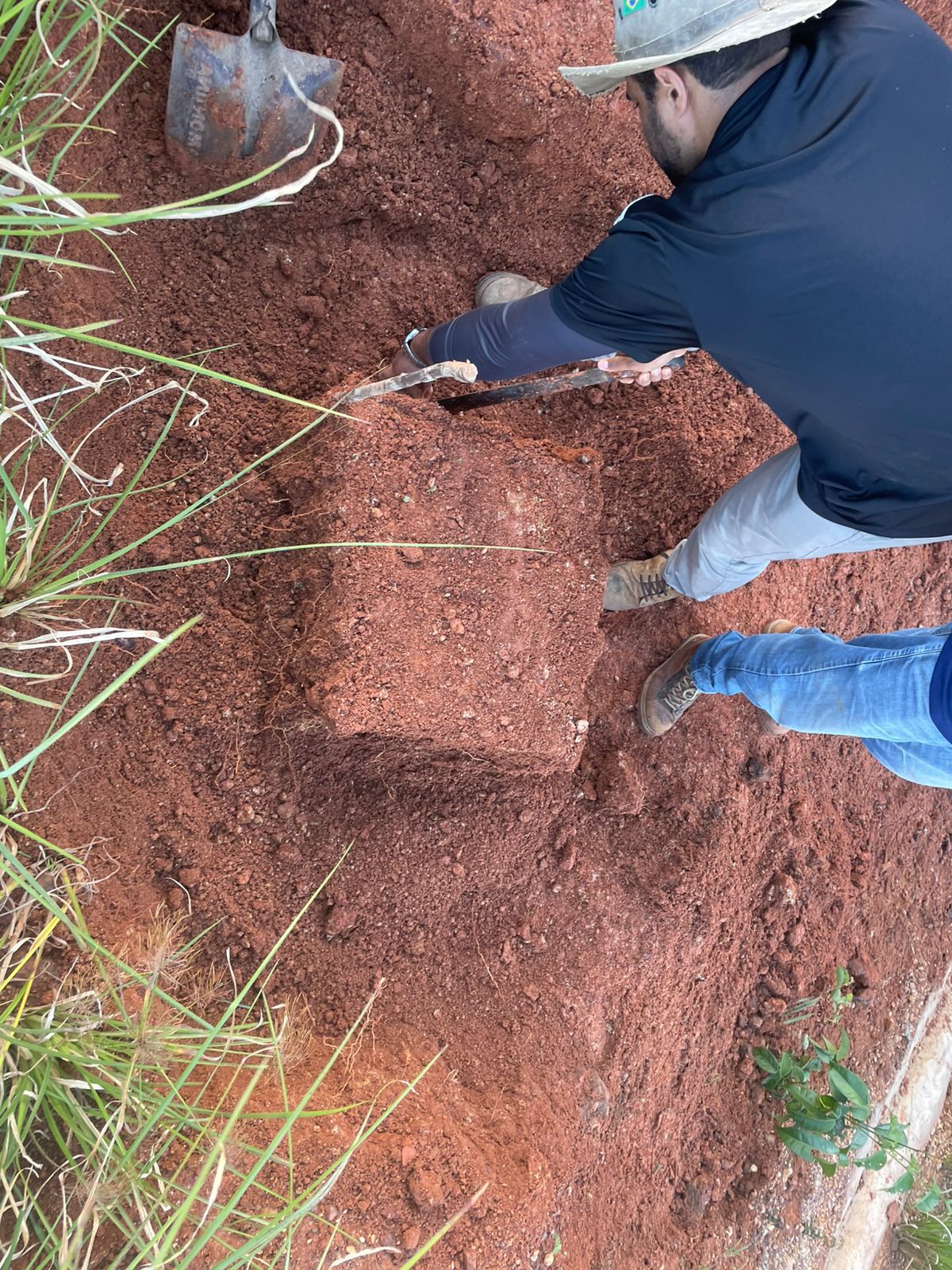 Ensaio geotécnico em bloco de solo com padrão de fratura visível